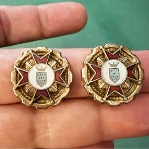 Vintage Earrings round shield crest